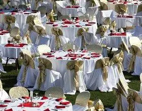 Decora cada mesa de forma diferente para una boda