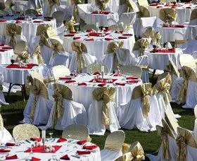 Decora cada mesa de forma diferente para una boda