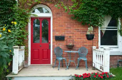 9 ideas sencillas para decorar la puerta de entrada que tienen un gran impacto