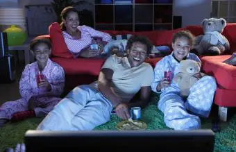 Familias viendo la televisión y riendo