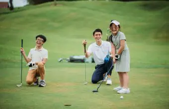 familia jugando al golf 