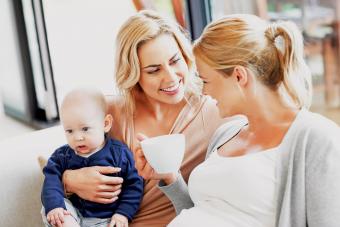 mujeres con sus hijos relajándose en casa