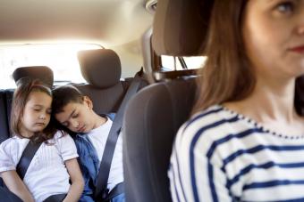 Madre soltera conduciendo con hermanos durmiendo en el coche