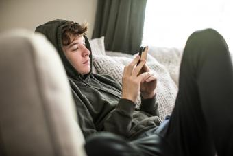 Un adolescente pasa tiempo solo enviando mensajes de texto