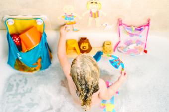 Fotografía cenital de una niña jugando en el baño.