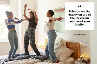 Mujeres jóvenes relajadas bailando en una cama en casa