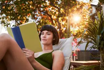 Mujer joven leyendo un libro 