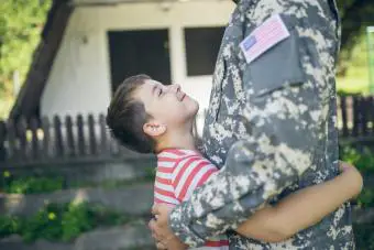 El papá de un soldado abraza a su hijo después de que está en el ejército