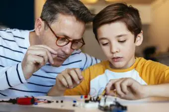 Padre e hijo ensamblando dispositivo de construcción electrónica