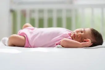 niña pequeña con cabeza rosada durmiendo en la etiqueta