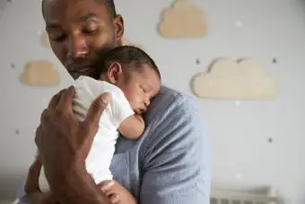 un padre con un bebé dormido