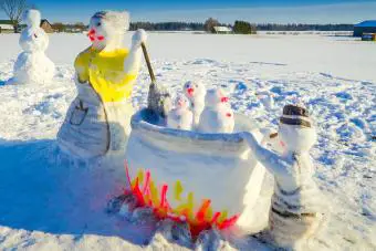 Muñeco de nieve y otras figuras encontradas en el parque