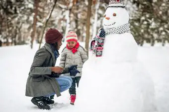 Hacer un muñeco de nieve con amigos y familiares
