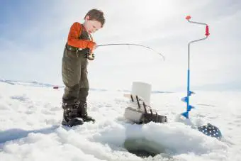 Chico pescando hielo