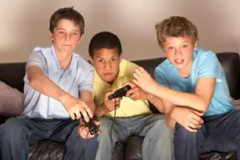 Chicos jugando videojuegos