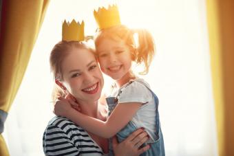 Madre e hija de un niño con coronas