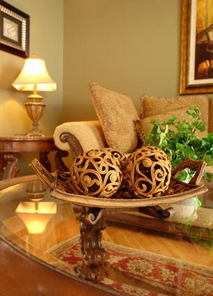 Mesa de centro con adornos de madera tallada