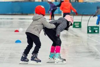 Primeras lecciones de patinaje para niños en la pista de hielo