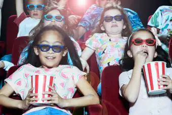 Grupo de niños disfrutando de una película 