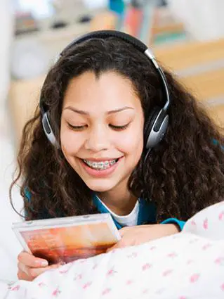 Chica escuchando música con auriculares