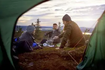 Grupo de amigos varones acampando
