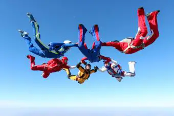 Grupo de hombres saltando en paracaídas