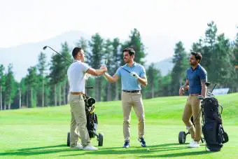 Amigos jugando al golf en un día soleado