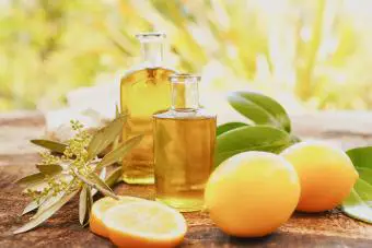 Botellas de aceite de masaje spa al aire libre con limones