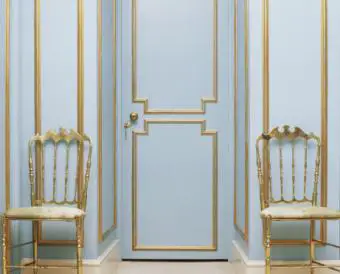 Puerta azul con detalles dorados