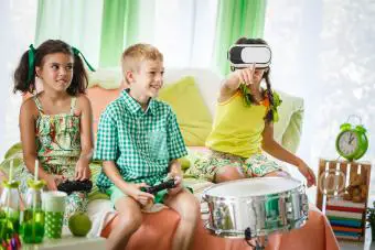 Niños disfrutando de la tarde con videojuegos 