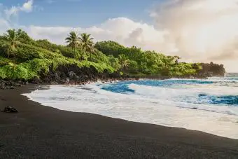 Playa de arena negra de Wai'anapanapa, Maui