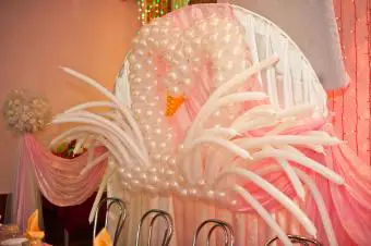 Decoración con globos de cisne en la recepción de la boda