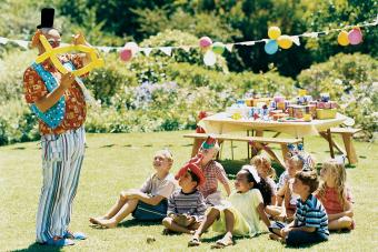 fiesta de carnaval en el patio con un payaso haciendo globos