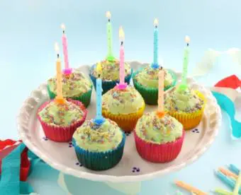 Ocho cupcakes de cumpleaños;  Copyright Jabiru en Dreamstime.com