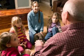 Abuelo contando un cuento a sus nietos