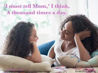 Madre con hija hablando en la cama y poema del Día de la Madre