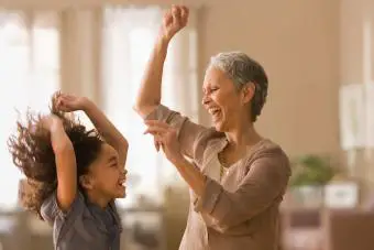Abuela y nieta bailando