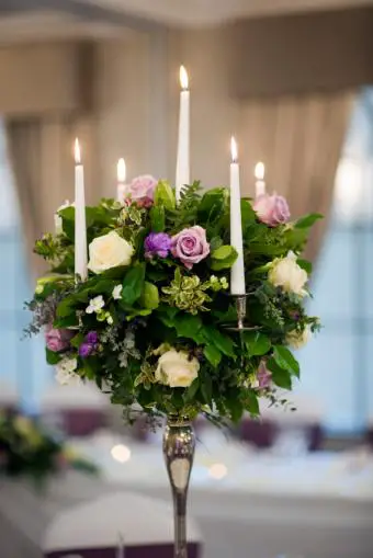 Centro de mesa de vela cónica floral