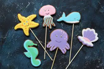 Galletas de jengibre caseras en forma de pulpo, concha, medusa, estrella de mar, caballito de mar y ballena