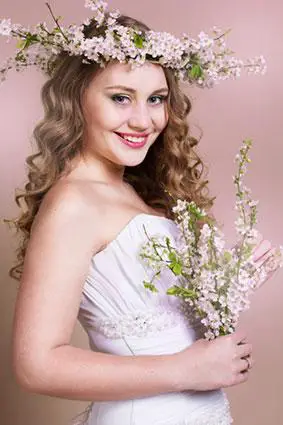 novia con corona y ramo de flores de cerezo