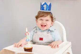 niño de un año con corona de cumpleaños
