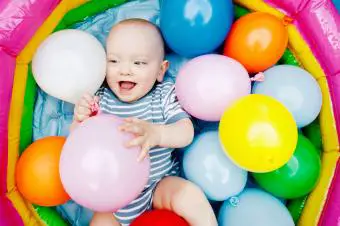 fiesta de cumpleaños de hoyo de globos por un año
