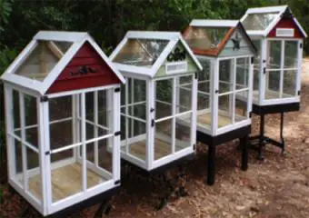 Invernaderos en miniatura hechos con ventanas viejas