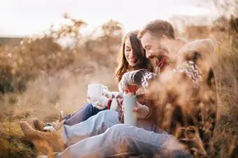 pareja disfrutando de un picnic en la naturaleza