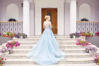 Novia en vestido de novia azul 