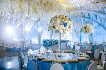 hermosa mesa azul en la recepción
