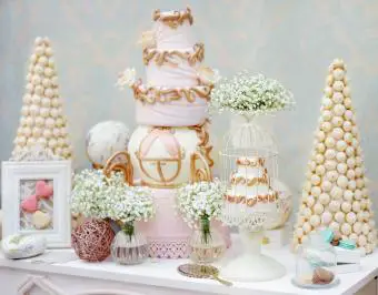Trolley cake y elegante mesa de dulces