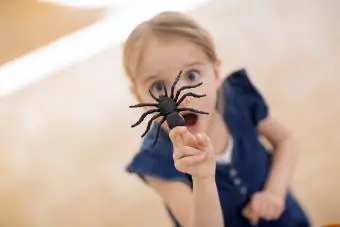 Chica en posesión de arañas falsas