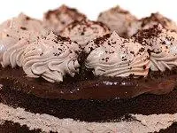 Foto de un pastel de capas de mousse de chocolate del novio