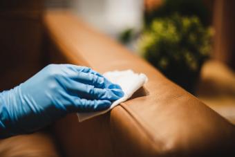 limpiar la superficie del sofá de cuero 